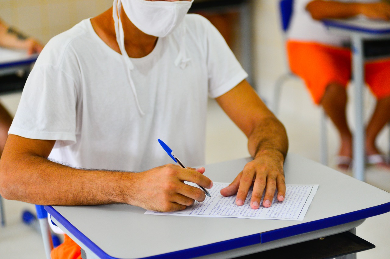 Seis internos do sistema prisional cearense são aprovados para o ensino superior