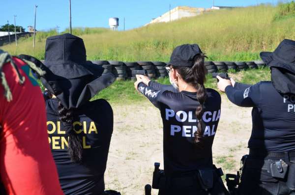 Policiais penais recém-empossados recebem aulas práticas do curso de nivelamento