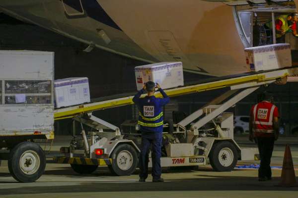 Ceará recebe 20º lote de vacinas contra Covid e deverá continuar imunização de idosos com CoronaVac