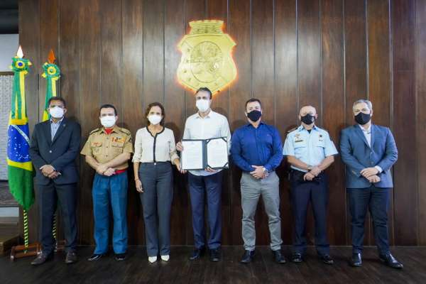 Governador sanciona leis para realização de concursos na área da Segurança Pública do Ceará; serão 3.074 novos profissionais
