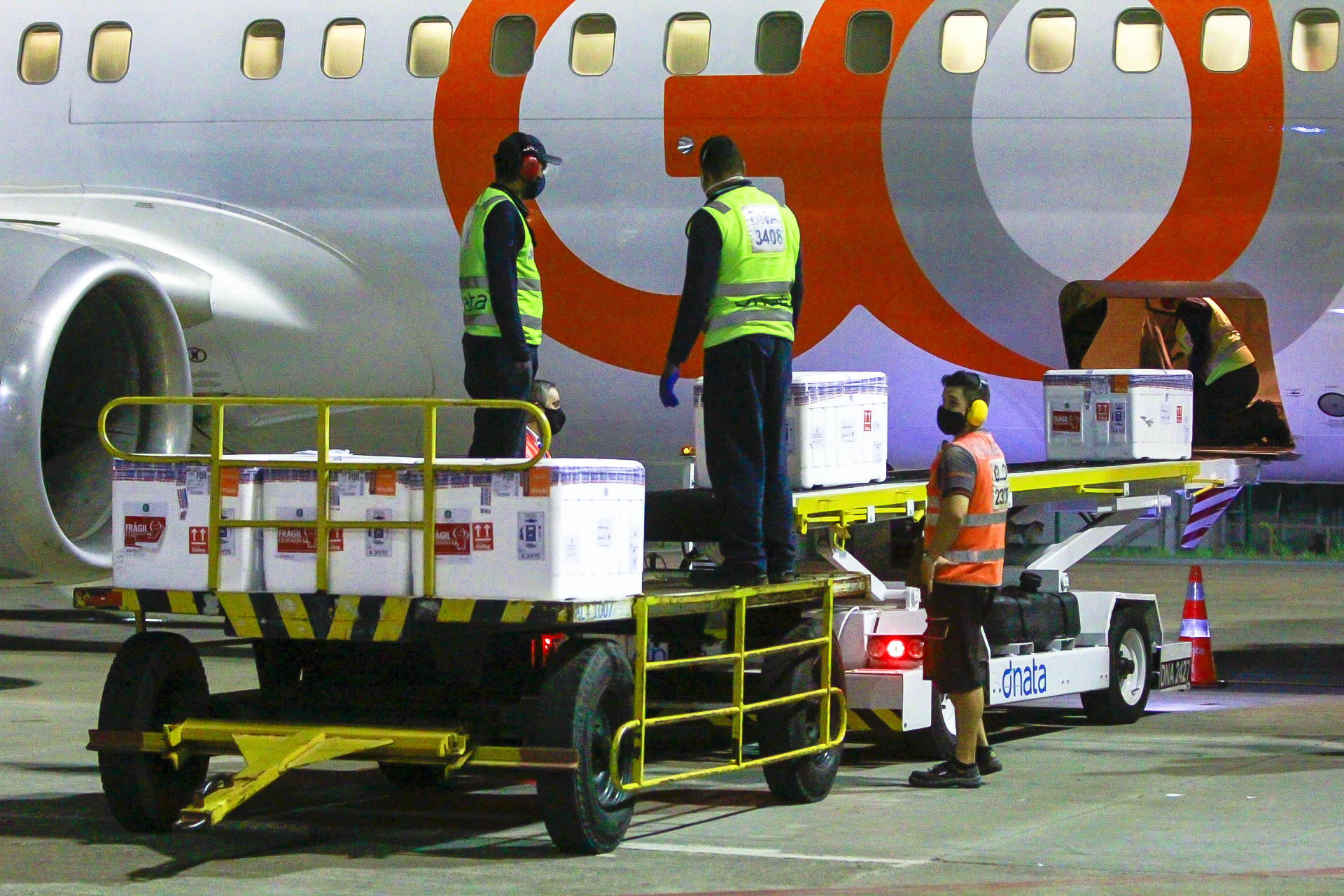 Novo lote com mais de 240 mil doses da vacina AstraZeneca chega ao Ceará