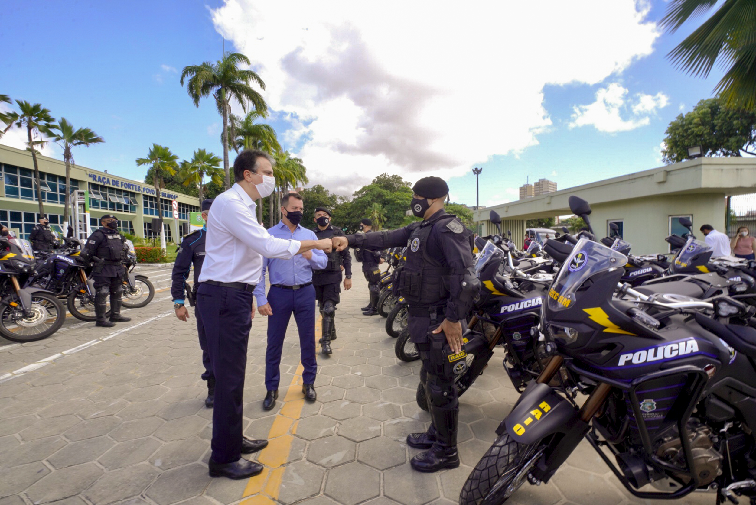 Entrega de 160 motos para o CPRaio marca aniversário de 186 anos da PMCE