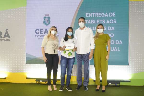 Governo do Ceará entrega tablets aos alunos do Ensino Médio da rede estadual