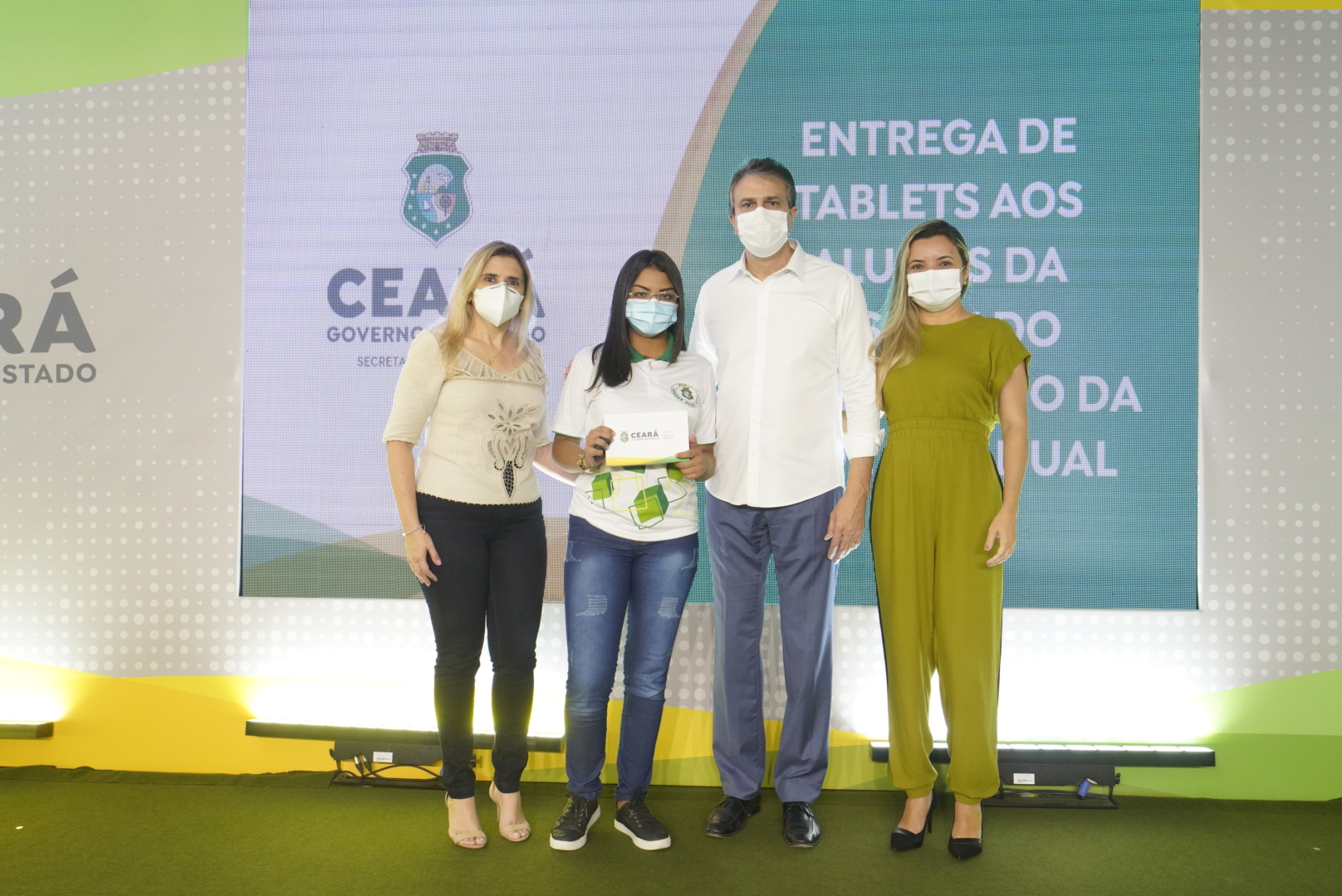 Governo do Ceará entrega tablets aos alunos do Ensino Médio da rede estadual