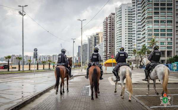 PMCE utiliza a Cavalaria no trabalho de fiscalização das medidas sanitárias de combate à Covid-19
