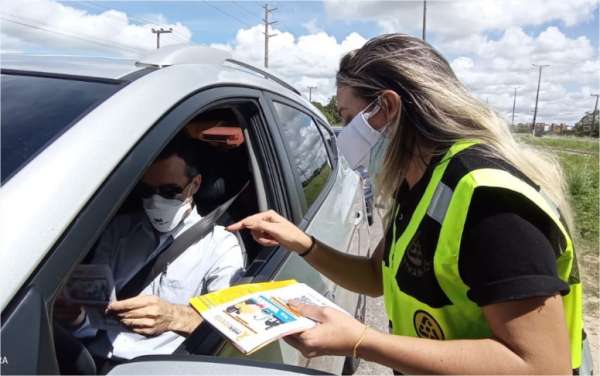 Detran-CE promove ação educativa na CE-040 em alusão ao Movimento Maio Amarelo