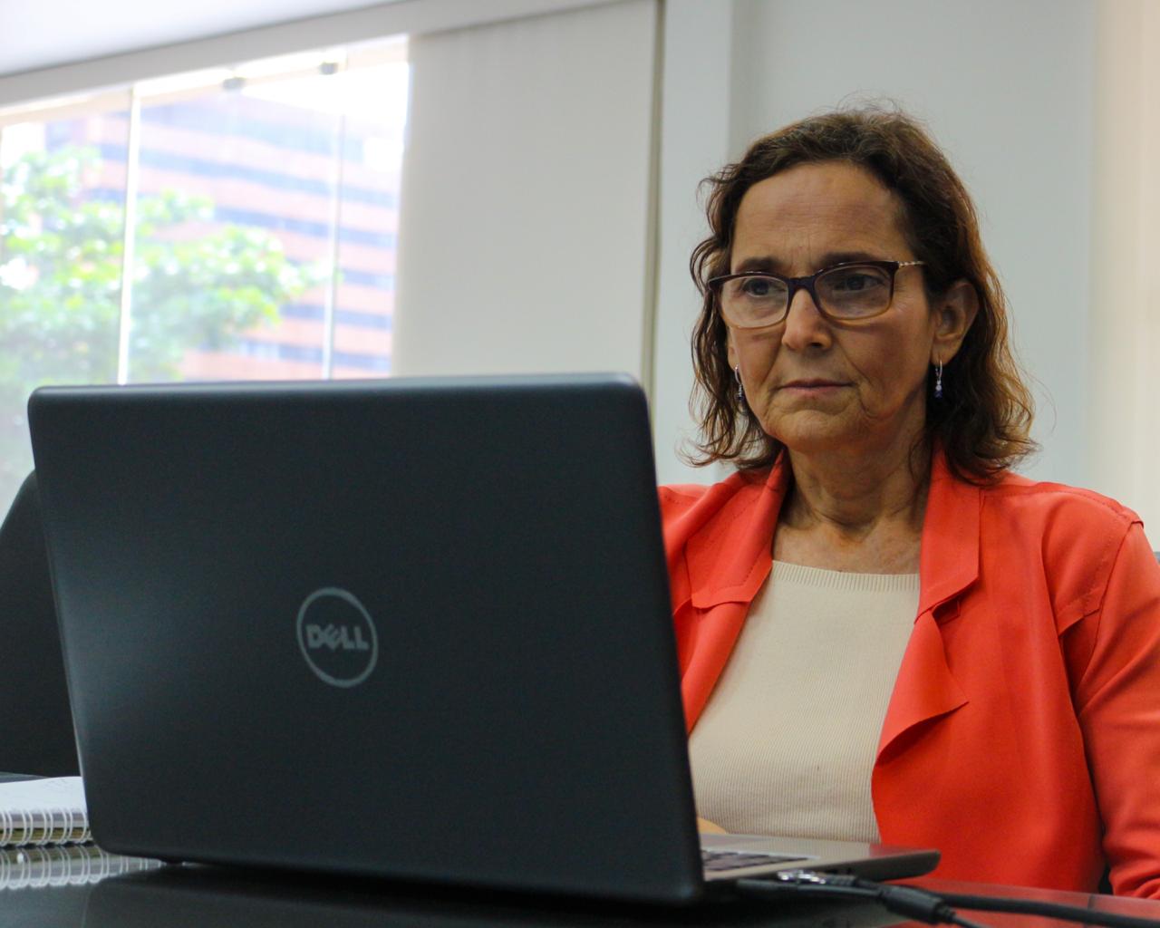 Izolda Cela participa de workshop sobre educação para as crianças na idade certa