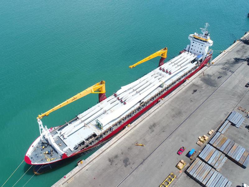 Pá eólica gigante bate recorde como maior em comprimento já embarcada no Porto do Pecém
