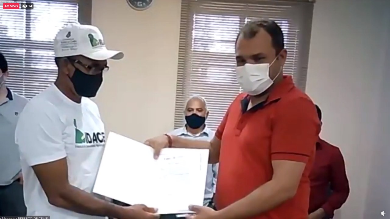 Peças técnicas de imóveis rurais são entregues a 110 famílias do Trairi