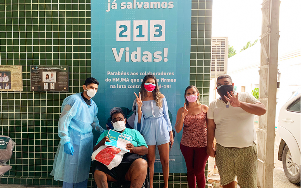 Painel de três metros celebra altas de pacientes do setor Covid-19 no HMJMA