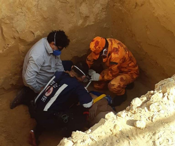 Corpo de Bombeiros do Ceará resgata operário que caiu em vala em Aquiraz