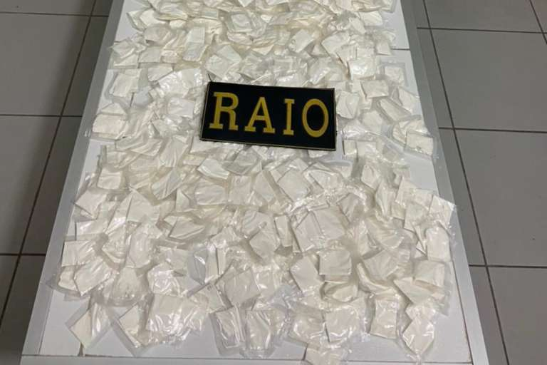 CPRaio da PMCE captura suspeito e apreende entorpecentes em Mombaça