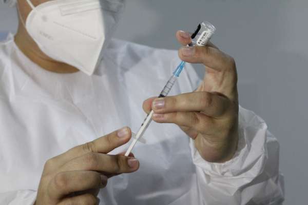 Membros de Comissão acordam começar vacinação da população geral por faixa etária em junho