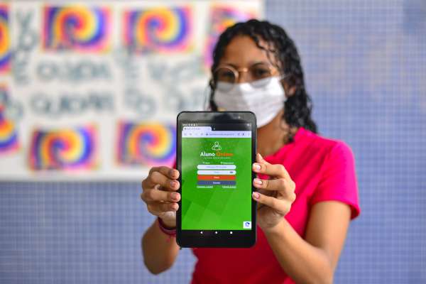 Alunos recém-ingressos no Ensino Médio recebem tablets entregues pelo Governo do Ceará para favorecer aprendizagem