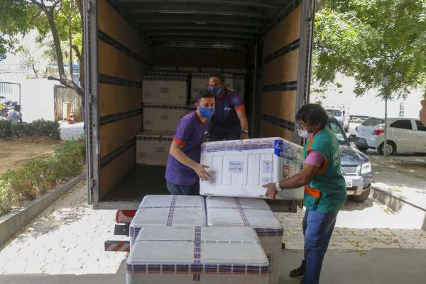 Novo lote da AstraZeneca possibilitará ampliação da vacinação dos grupos 3 e 4 no Ceará