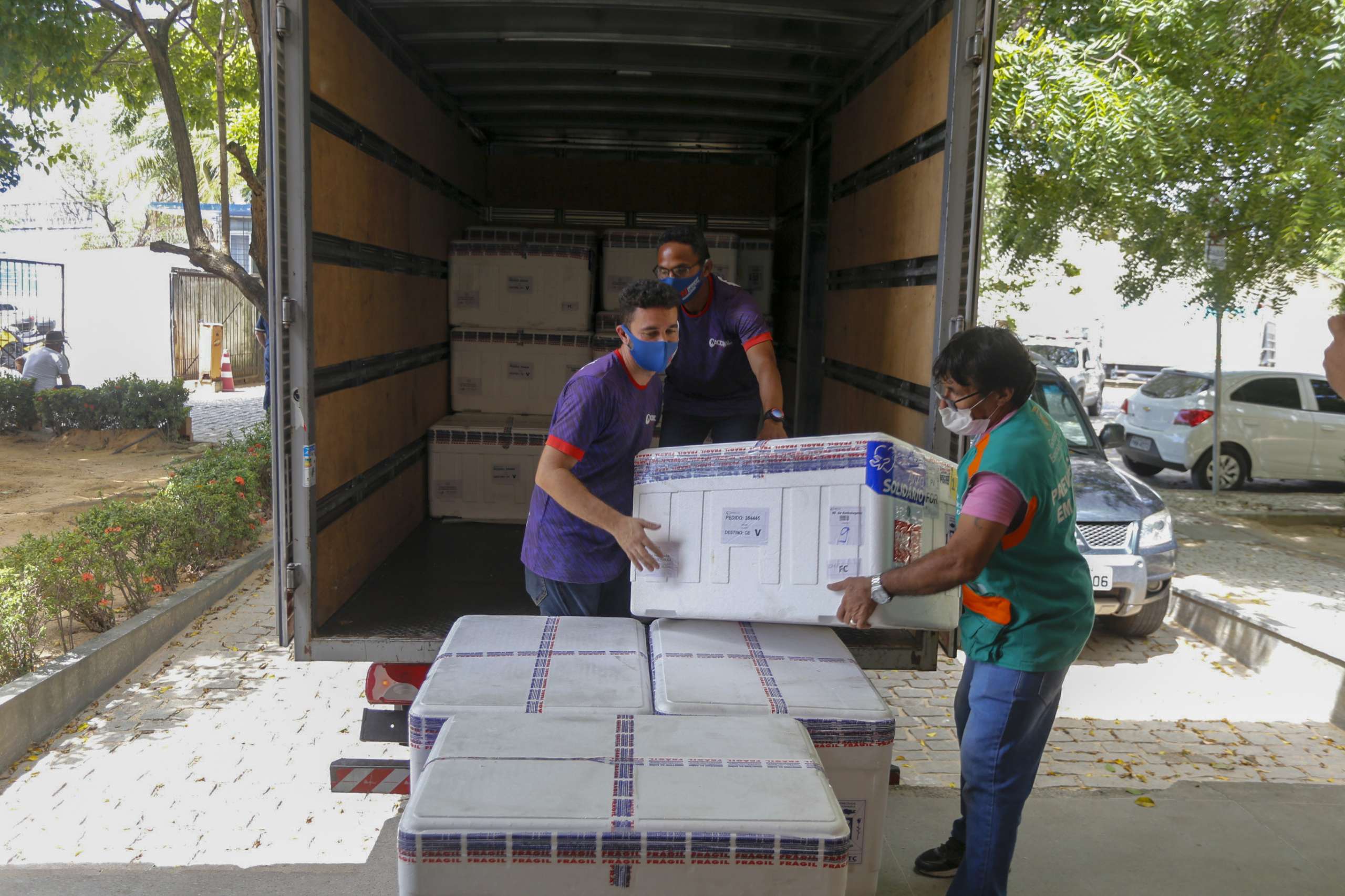 Novo lote da AstraZeneca possibilitará ampliação da vacinação dos grupos 3 e 4 no Ceará