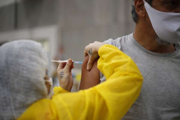 Reações adversas pós-vacinação devem ser reportadas às secretarias municipais de Saúde