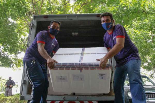 Um dos líderes em aplicação da segunda dose, Ceará recebe novo lote da AstraZeneca