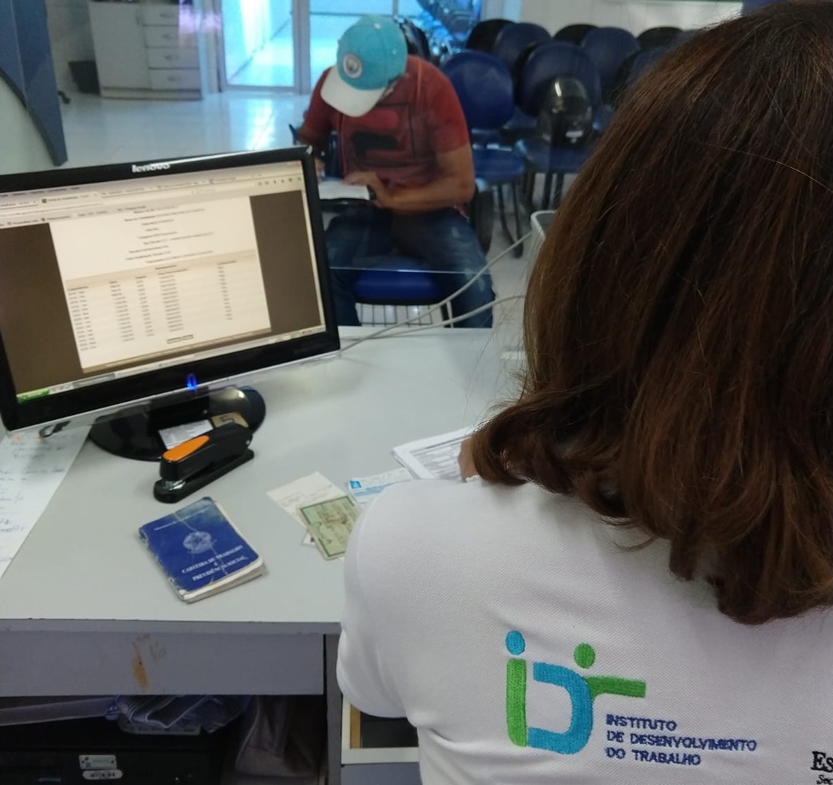 Pedidos de seguro desemprego caem 53% em maio