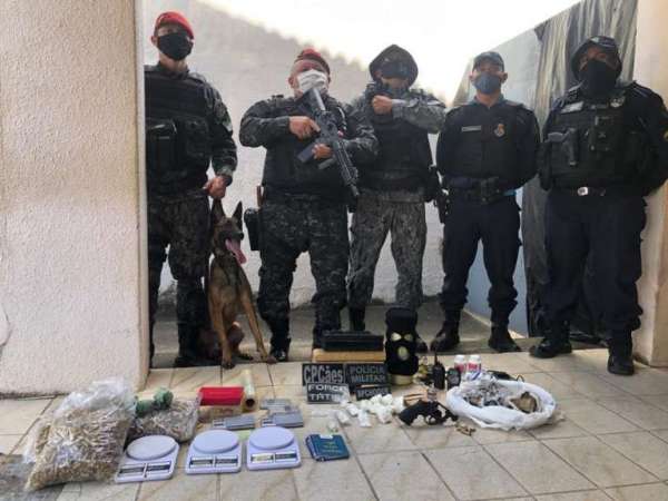 Cães farejadores auxiliam Polícia Militar do Ceará a localizar drogas e armas em Redenção