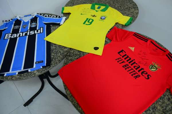 Polícia Civil recupera camisas furtadas do jogador cearense Everton Cebolinha; duas pessoas são detidas