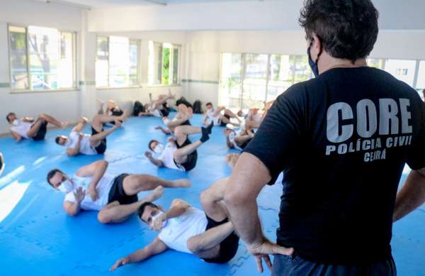 Futuros delegados participam de treinamento de defesa pessoal na Aesp