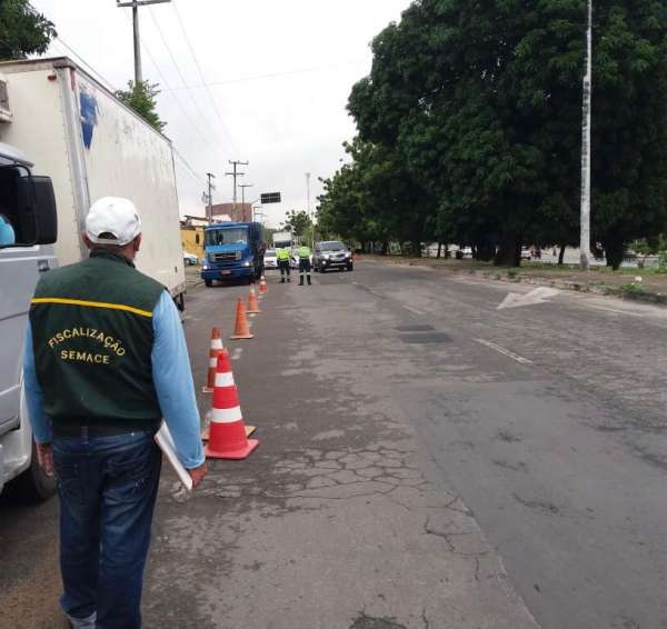 Semace: 58 veículos são vistoriados e cinco multados em blitze de combate à fumaça preta