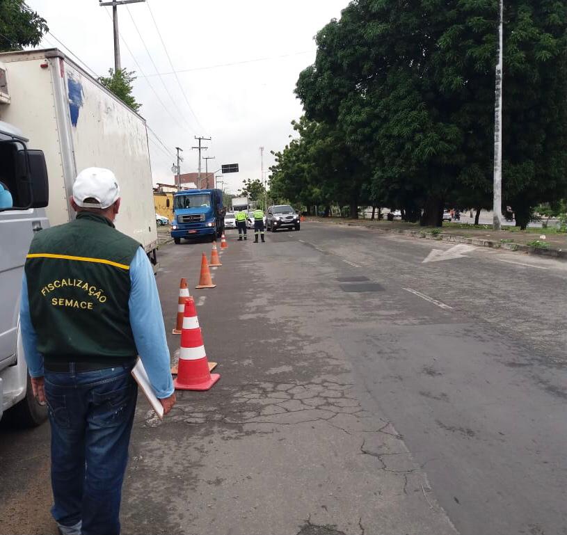 Semace: 58 veículos são vistoriados e cinco multados em blitze de combate à fumaça preta