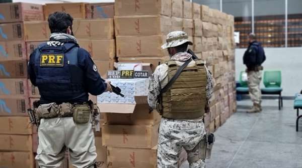 Trio é preso com carga de cigarros contrabandeada em ação da PMCE e PRF