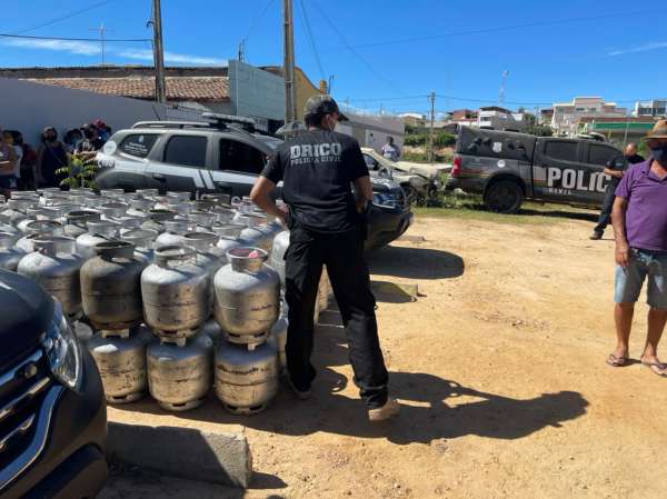 Polícia Civil doa botijões de gás apreendidos em Icó para pessoas carentes