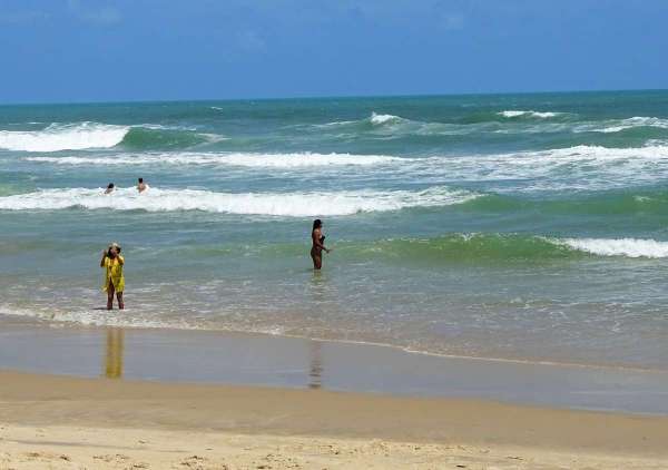 Boletim de balneabilidade: Orla fortalezense permanece com 12 praias próprias para banho