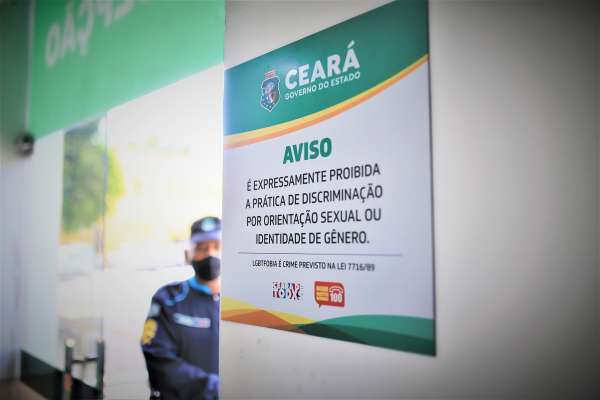 Secretaria da Segurança do Ceará fixa placas contra LGBTfobia em suas dependências
