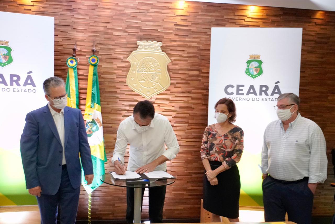 Governo do Ceará assina memorando para instalação de fábrica de geradores de energia solar no Complexo do Pecém