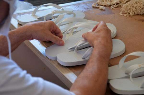 Internos produzem 300 pares de chinelos por dia no sistema prisional do Ceará