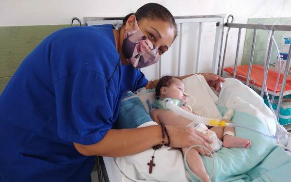 Bebê com Síndrome de Down tem alta da UTI após quase três meses de internação por Covid