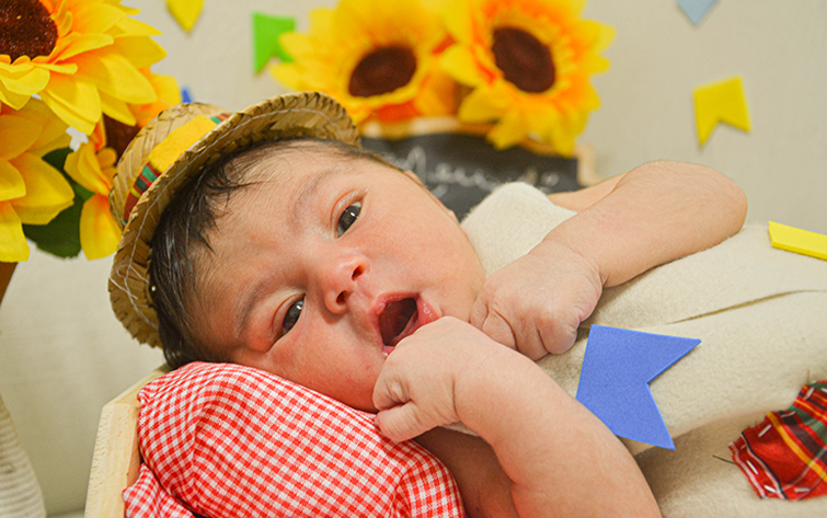 ‘Meu Primeiro Arraiá’: bebês do HGCC posam com roupas juninas em sessão de fotos