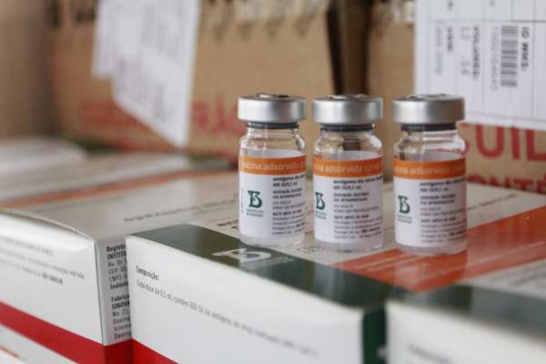 Governo do Ceará negocia com Sinovac e Instituto Butantan para aquisição de vacinas