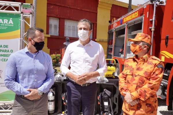 Governo do Ceará anuncia a convocação de 204 bombeiros e entrega viaturas e equipamentos para a corporação
