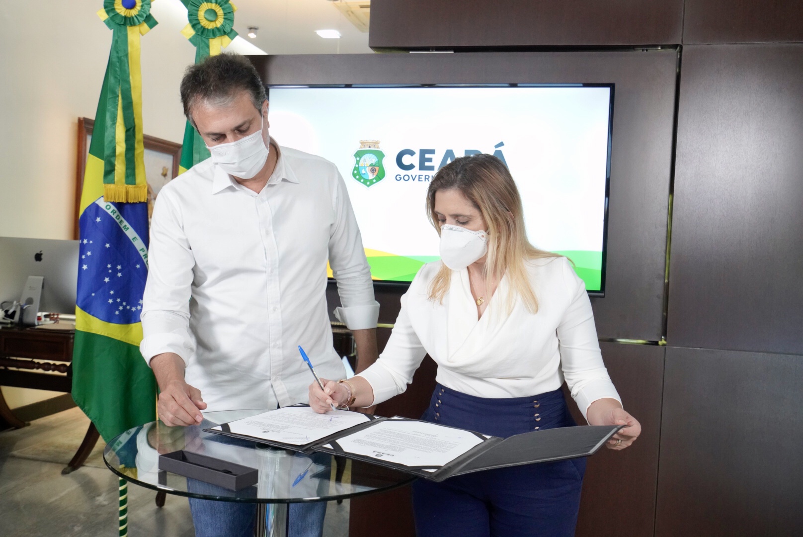 Governo do Ceará vai adquirir 28 mil notebooks para uso de professores da rede estadual