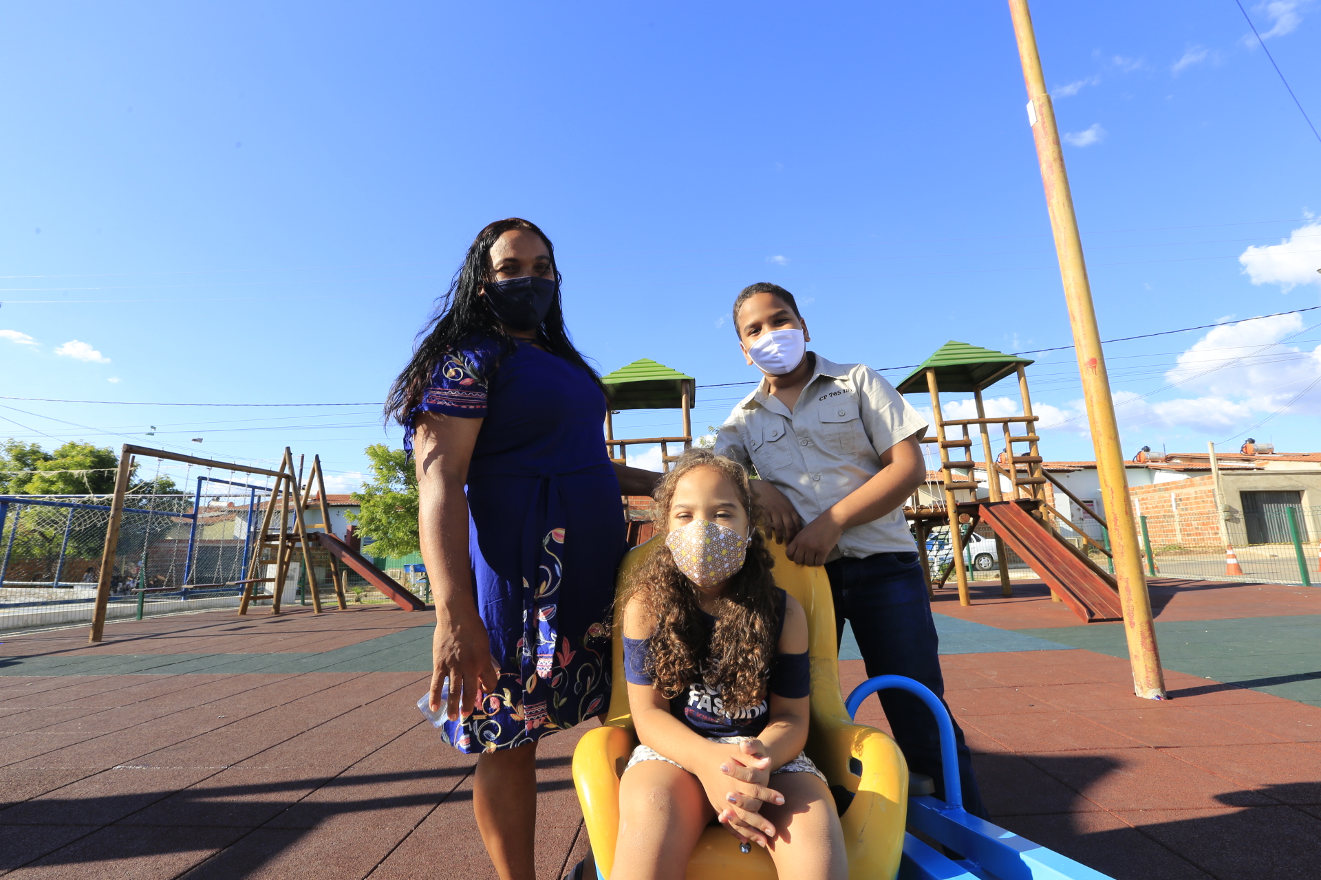 Governo do Ceará entrega brinquedopraças e academias ao ar livre à moradores de três municípios cearenses