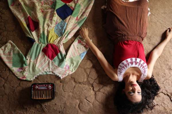 Artista Débora Ingrid abre o ciclo “Férias no Dragão” com seu primeiro solo de vídeo-teatro nesta terça-feira (6)