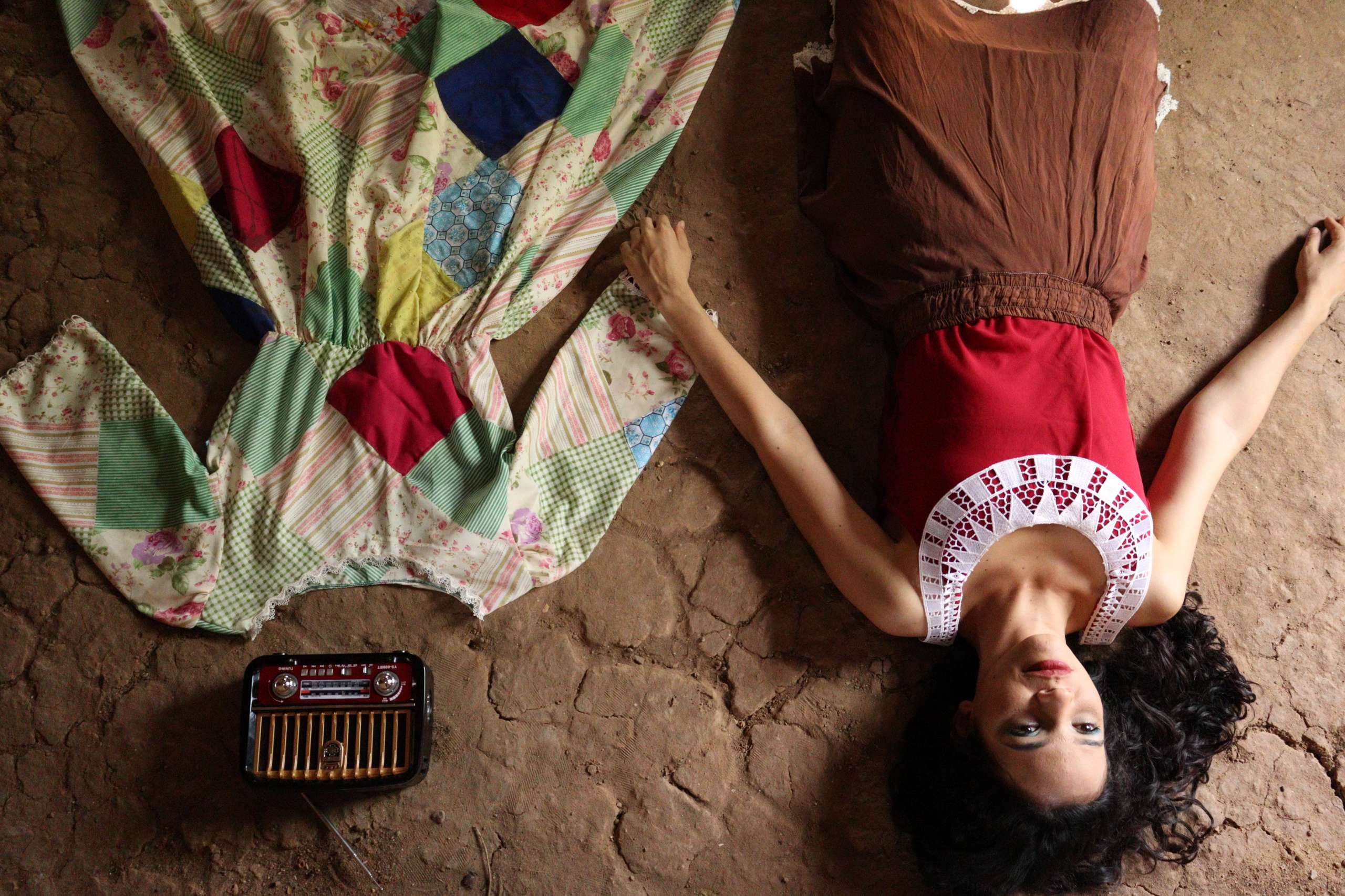 Artista Débora Ingrid abre o ciclo “Férias no Dragão” com seu primeiro solo de vídeo-teatro nesta terça-feira (6)