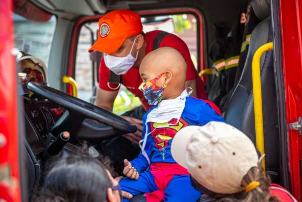 Bombeiros militares realizam sonho de criança de quatro anos em hospital na Capital