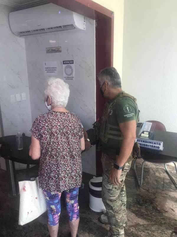 Equipes da Polícia Civil param viatura para ajudar idosa de 90 anos que caiu em via pública