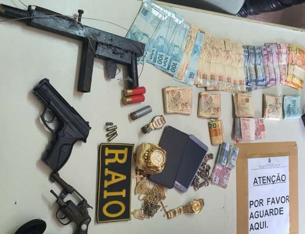 Forças de segurança resgatam família feita de refém e prendem trio armado