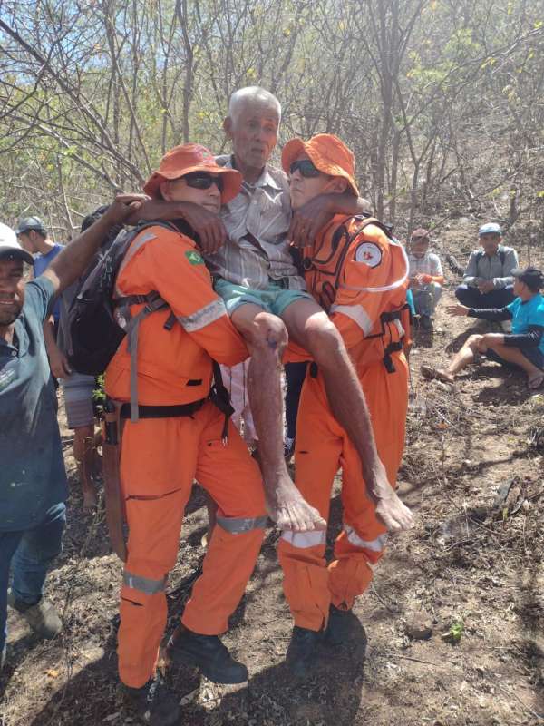 Corpo de Bombeiros encontra idoso de 89 anos em mata fechada de Canindé