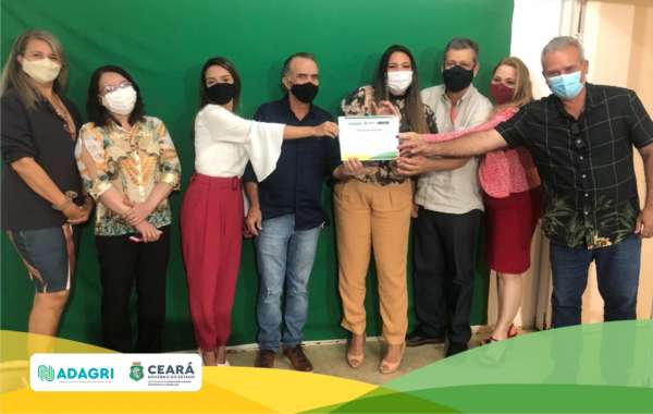 Adagri entrega certificado SISBI-POA a empresa de laticínios KM Cacau