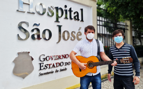 Paciente recuperado de Covid-19 retorna ao HSJ e homenageia profissionais com música gravada após alta hospitalar