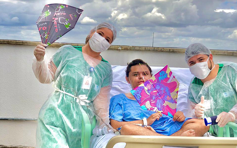 Equipe do HRSC realiza sonho de paciente internado há quatro meses em soltar pipa: “Até sorriu”, comemora irmã do jovem