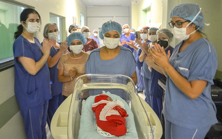 Bebê recebe alta após quase cinco meses de internação no HGCC